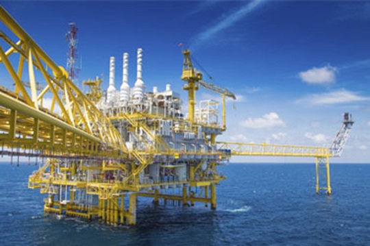 El precio del Brent sigue la estela del WTI